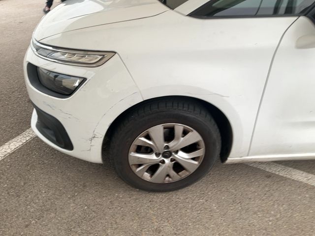 Neumático delantero izquierdo