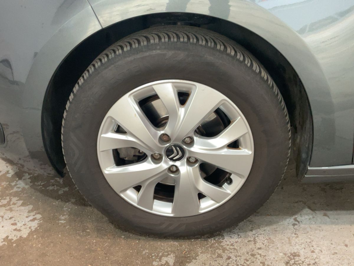 Neumático delantero izquierdo