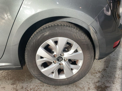 Neumático trasero izquierdo