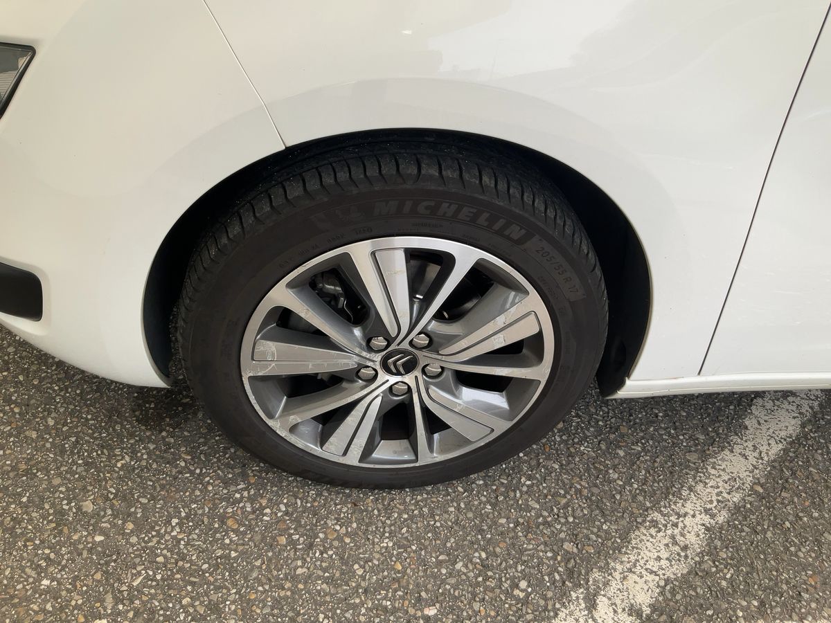 Neumático delantero izquierdo