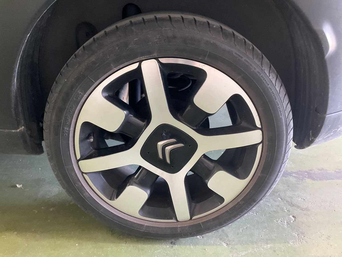 Neumático trasero izquierdo