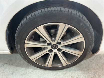 Neumático delantero derecho