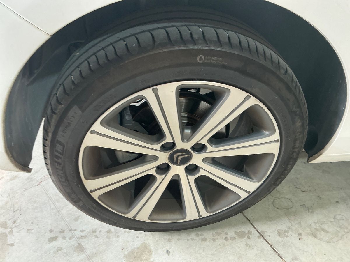 Neumático trasero derecho