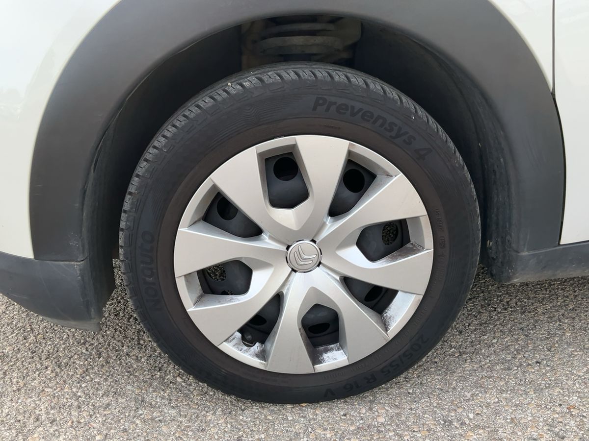 Neumático delantero izquierdo