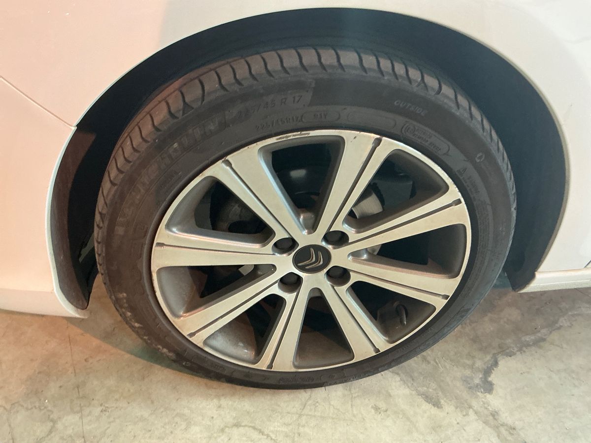 Neumático delantero izquierdo