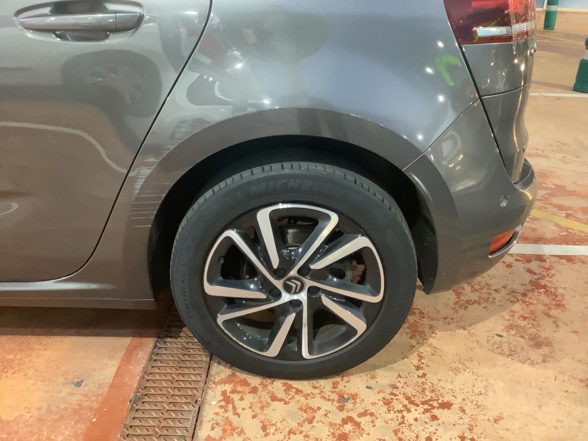 Neumático trasero izquierdo