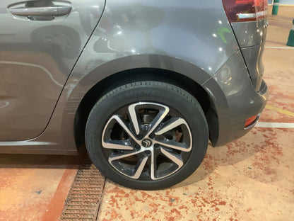 Neumático trasero izquierdo