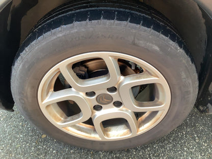 Neumático delantero izquierdo