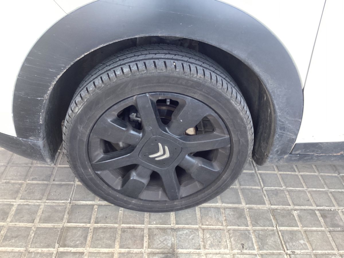 Neumático delantero izquierdo