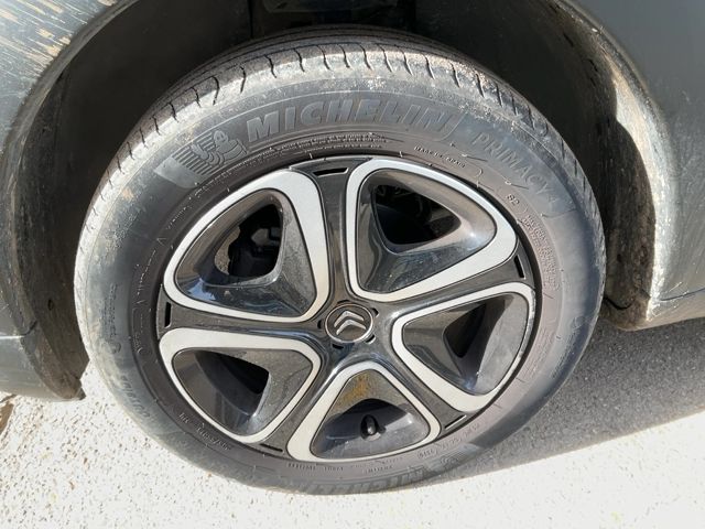 Neumático delantero izquierdo
