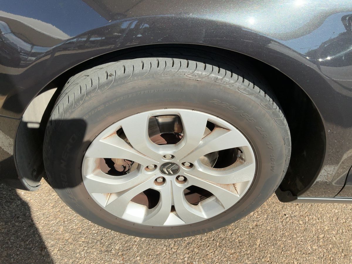 Neumático delantero izquierdo