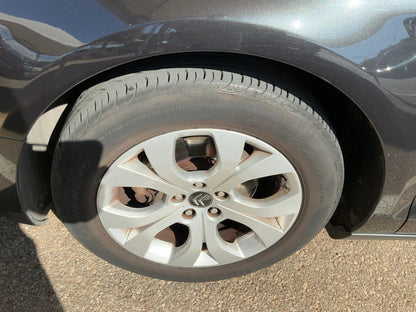 Neumático delantero izquierdo