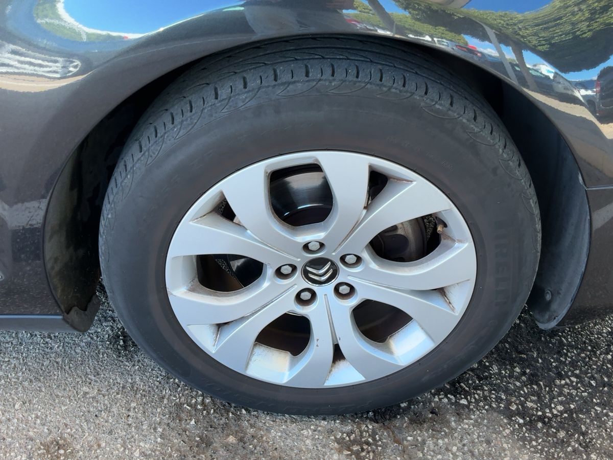 Neumático delantero derecho