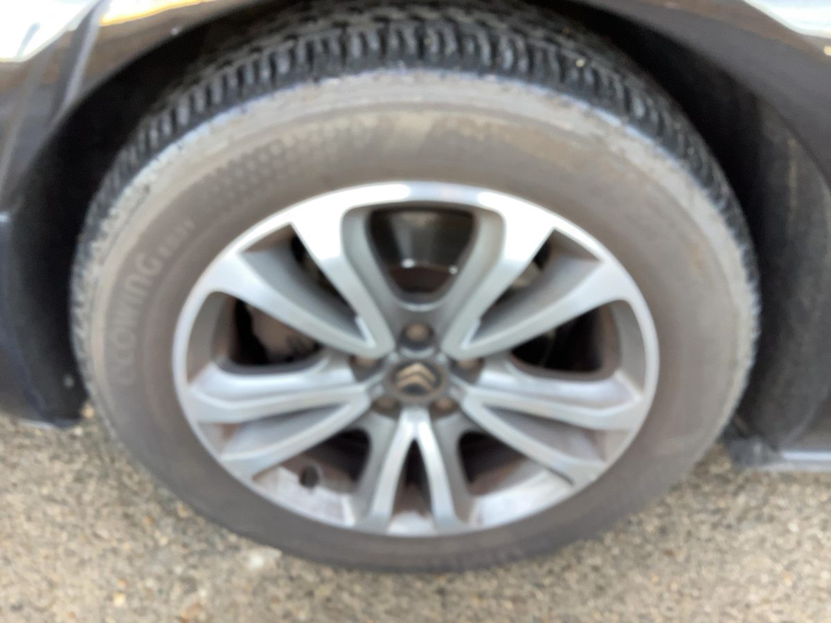 Neumático delantero izquierdo