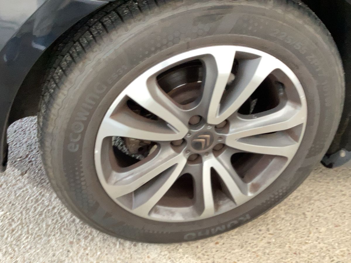 Neumático trasero derecho