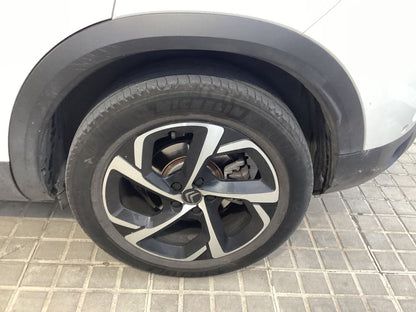 Neumático trasero izquierdo