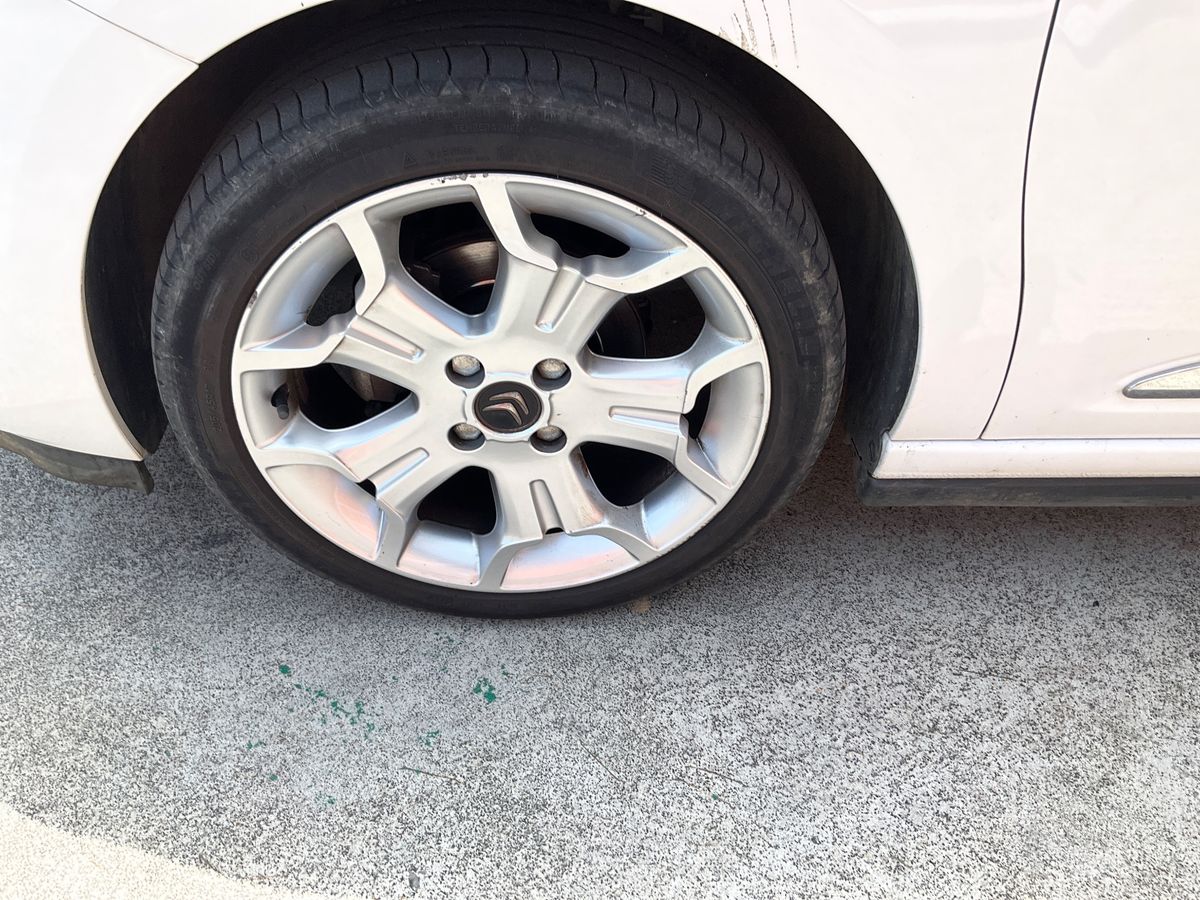 Neumático delantero izquierdo
