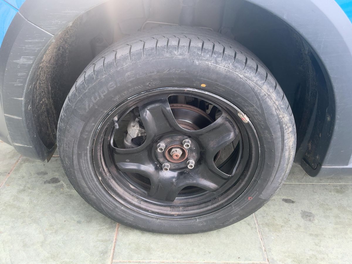 Neumático delantero izquierdo