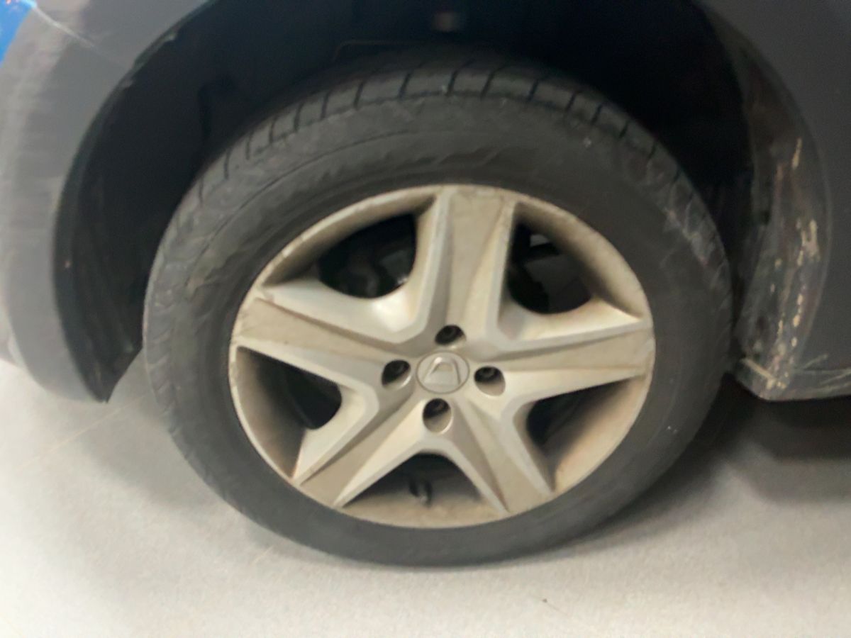 Neumático delantero izquierdo