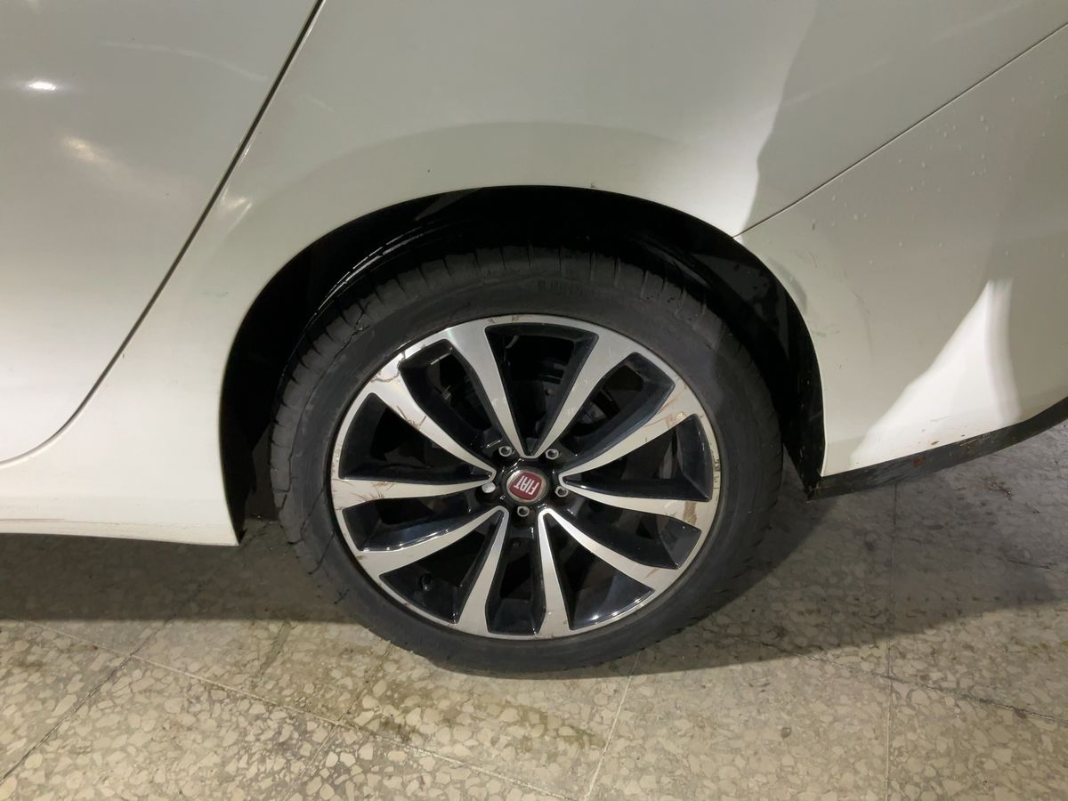 Neumático trasero izquierdo