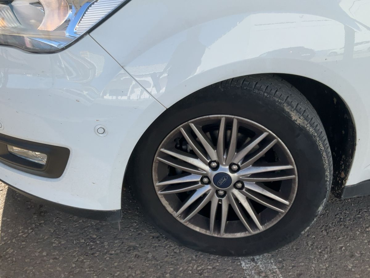 Neumático delantero izquierdo