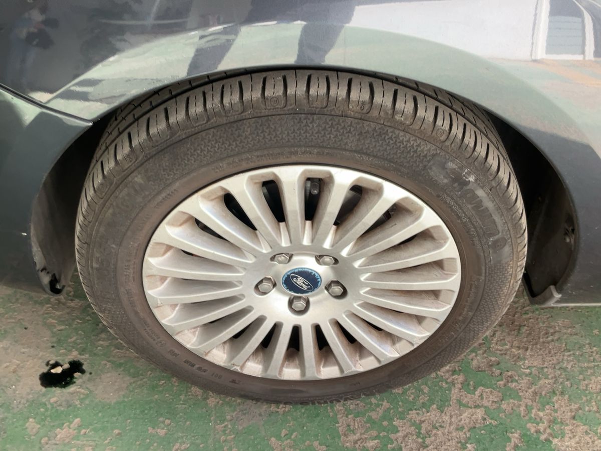 Neumático delantero izquierdo