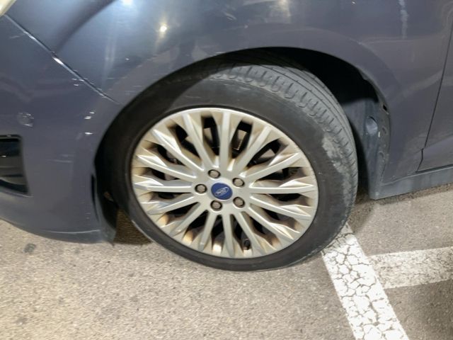 Neumático delantero izquierdo