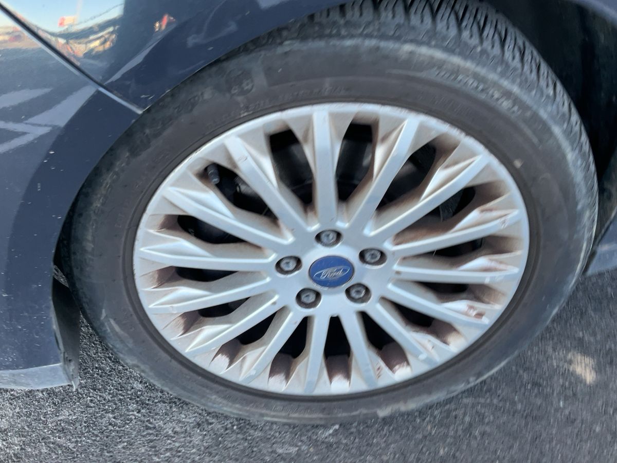 Neumático delantero izquierdo