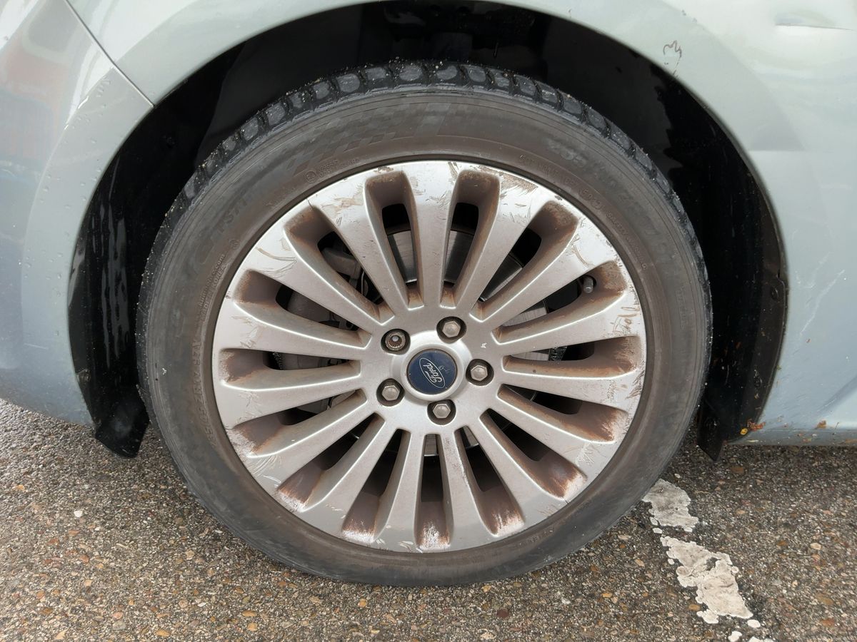 Neumático delantero izquierdo