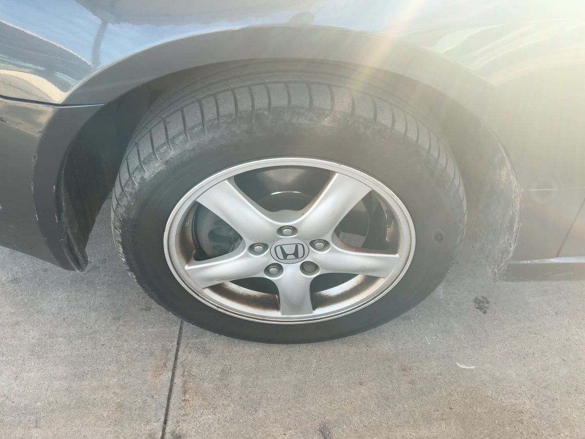 Neumático delantero izquierdo