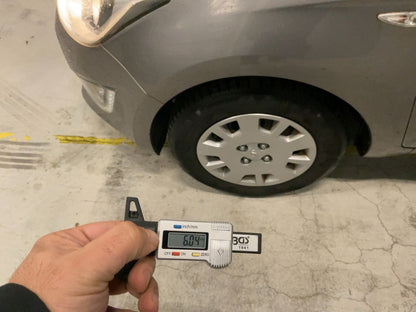 Neumático delantero izquierdo