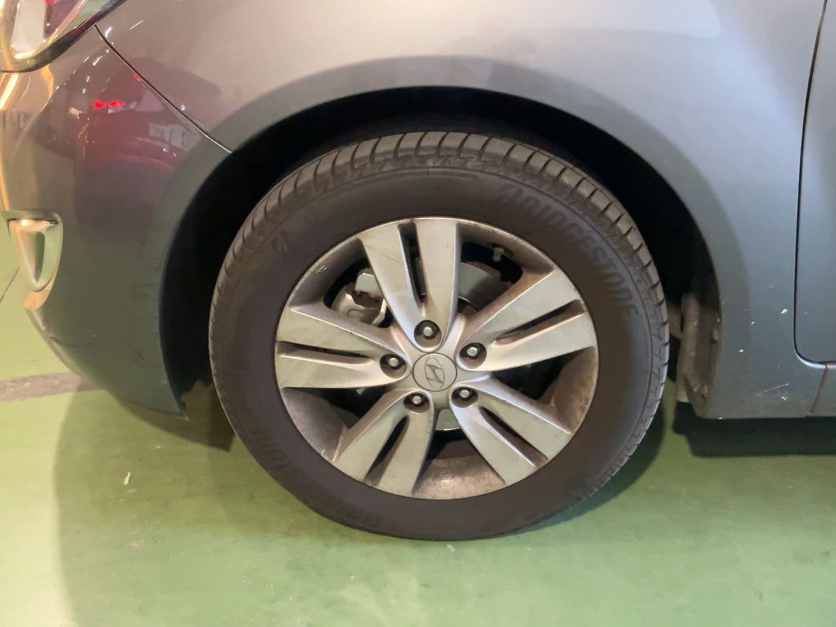 Neumático delantero izquierdo