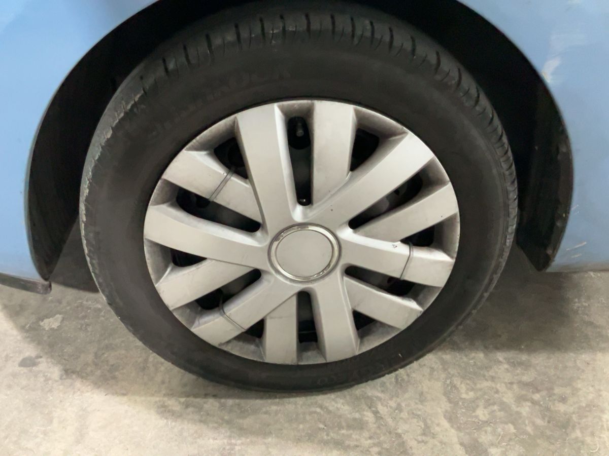 Neumático delantero izquierdo