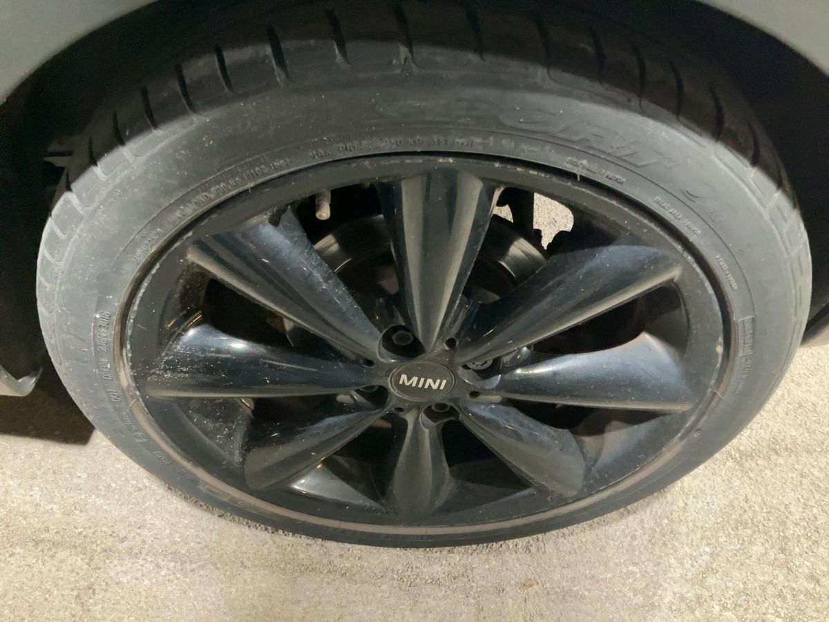 Neumático trasero izquierdo