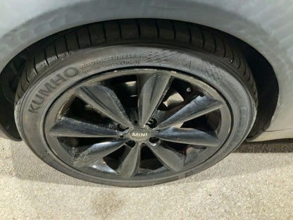 Neumático delantero izquierdo