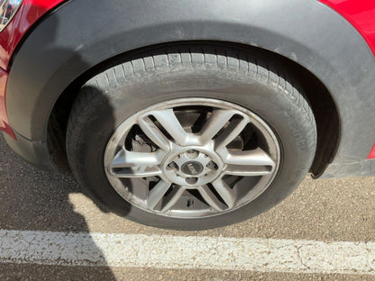 Neumático delantero izquierdo