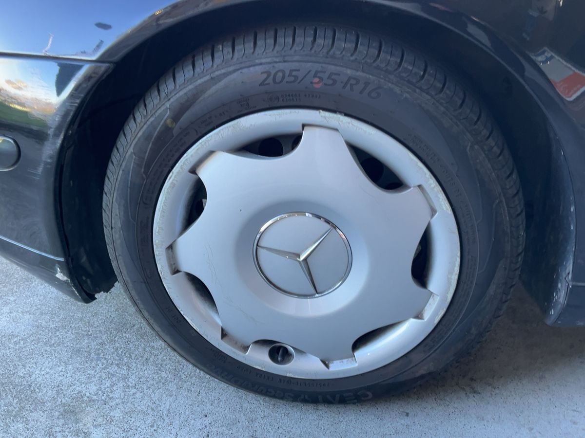 Neumático delantero izquierdo