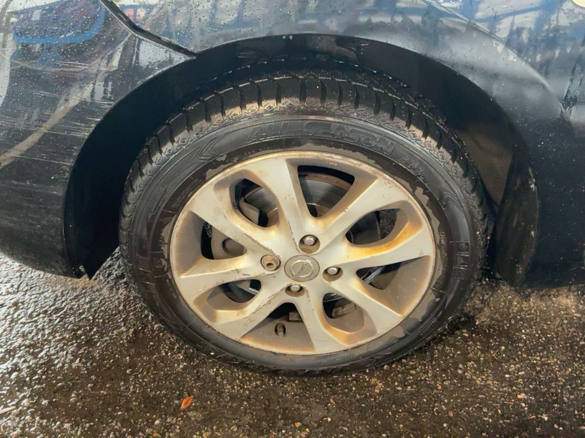 Neumático delantero izquierdo