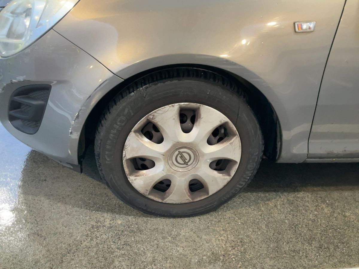 Neumático delantero izquierdo