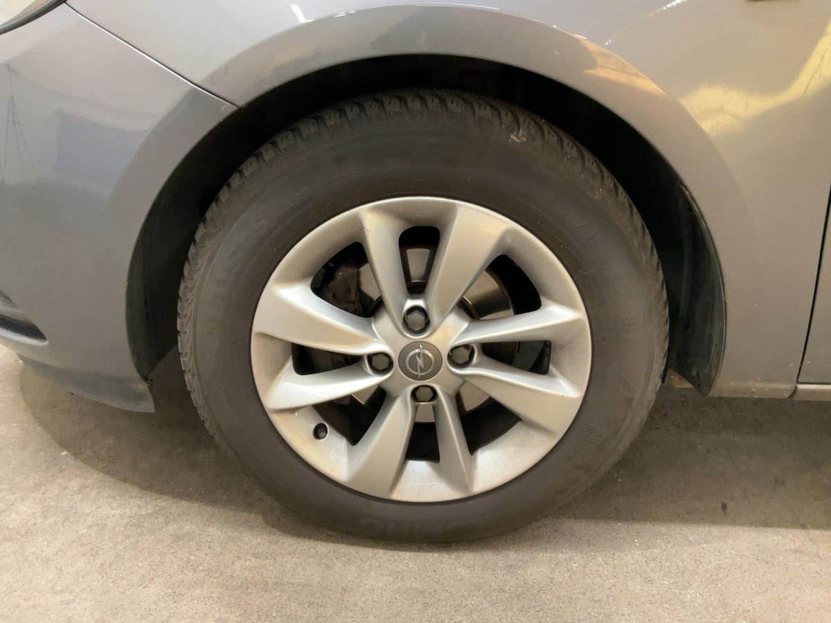 Neumático delantero izquierdo