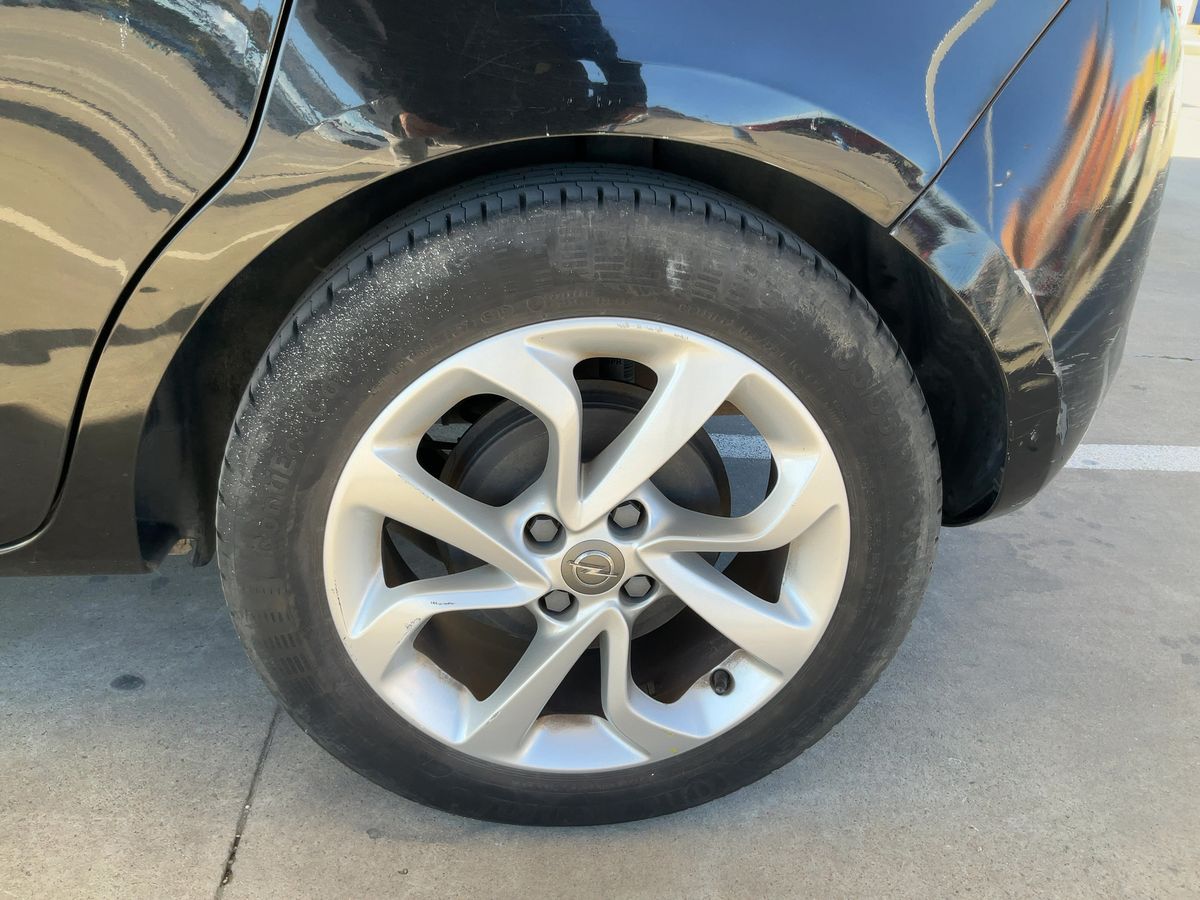 Neumático trasero izquierdo