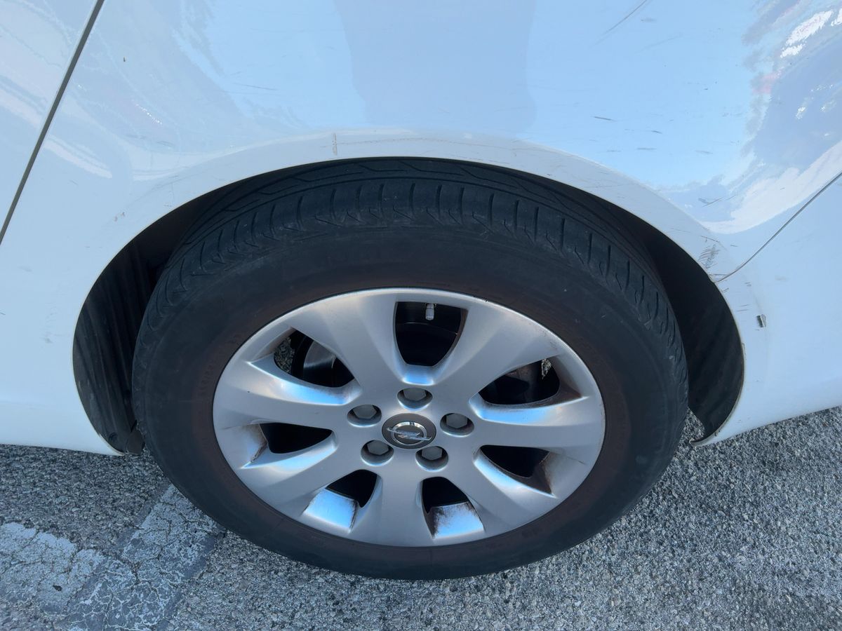 Neumático trasero izquierdo