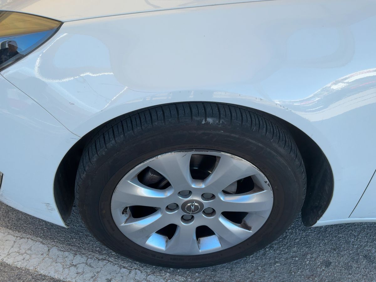 Neumático delantero izquierdo