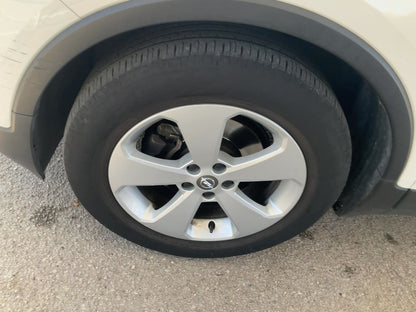 Neumático delantero izquierdo