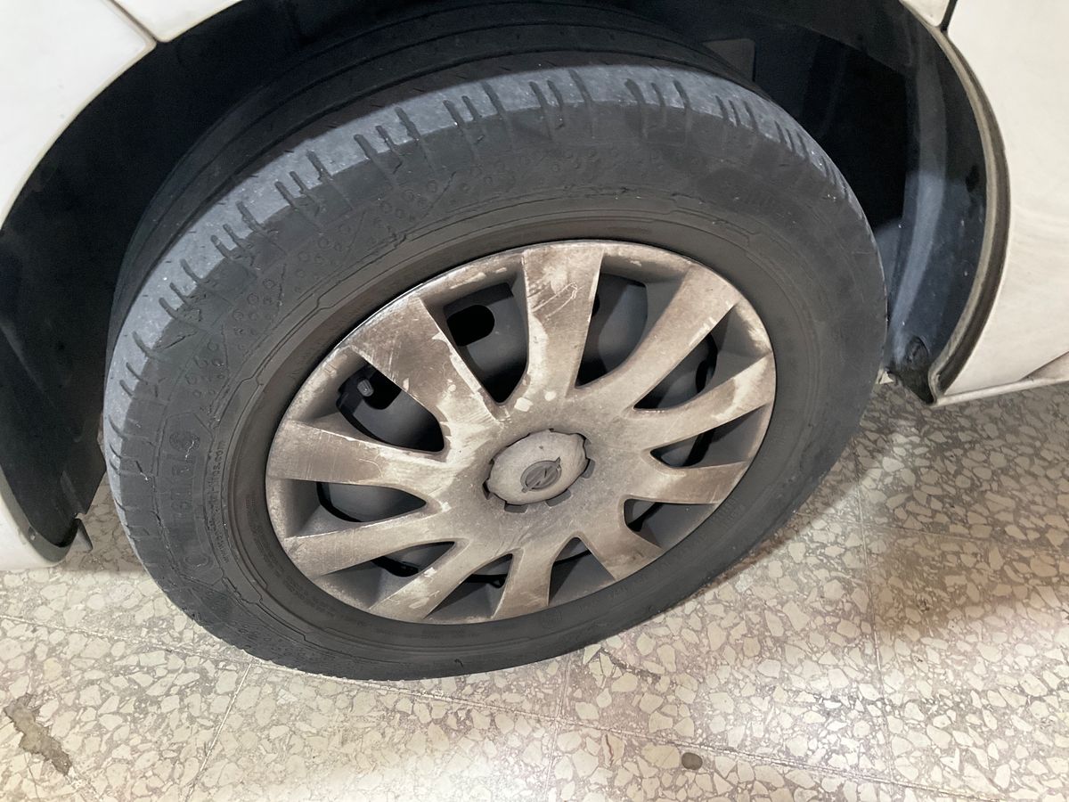 Neumático delantero izquierdo
