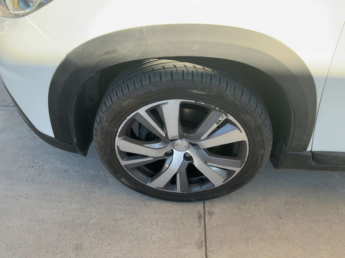 Neumático delantero izquierdo