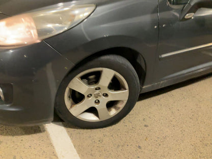 Neumático delantero izquierdo