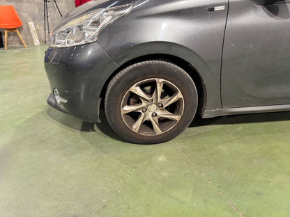 Neumático delantero izquierdo