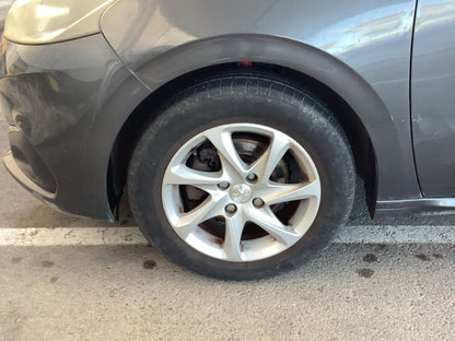 Neumático delantero izquierdo