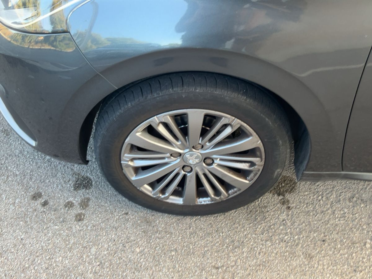 Neumático delantero izquierdo